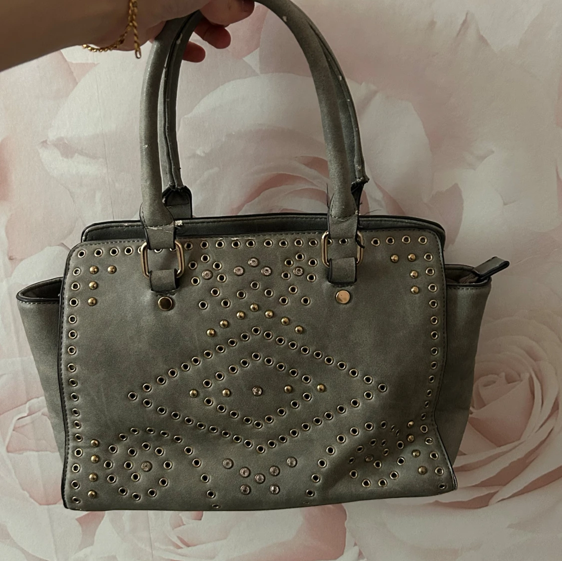 Grå handväska med nitar och detaljer - 1