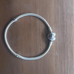 Pandora silverarmband med hjärtlås - Så gott som nytt. Använt färre än 10 gånger.
