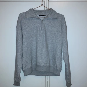 Grå half zip hoodie - Mysig grå hoodie från lager 157 i storlek XS. Liten sminkfläck vid kragen annars väldigt bra skick! (Går förmodligen bort vid tvätt)