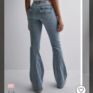 Joey low rise flare - true religon - Jätte snygga jeans från true religon!.