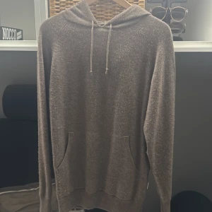 Kashmir hoodie  - Säljer nu min kashmir hoodie köpt i marbella för ungefär 3 månader sedan använt fåtal gånger 