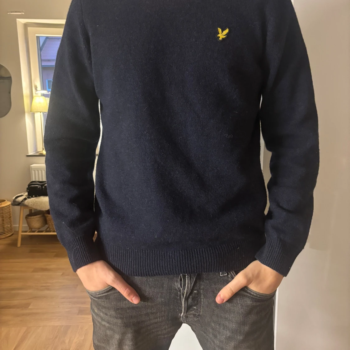 Mörkblå stickad tröja från Lyle & Scott