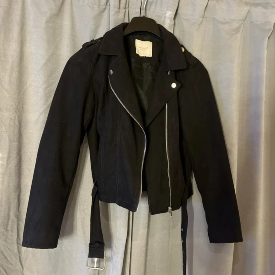 Svart bikerjacka från Jacqueline de Yong