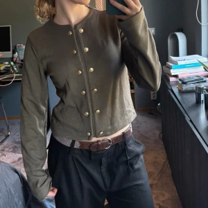 Långärmad tröja - Långärmad tröja med guldknappar, perfekt nu inför hösten💕🍂