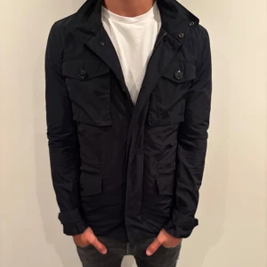 Woolrich filed jacka  - Hej! Säljer nu denna väldigt snygga och eftertraktade Woolrich jacka!  Jackan är slutsåld överallt och går inte att få tag på… jackan är perfekt nu till hösten/vintern  Storlek M  Skick 9,5/10  Ny pris: 6000 kr Säljs för: 1299 kr 