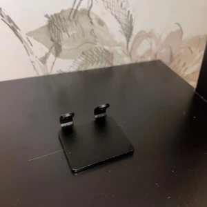 Rakhyvel hållare - En rakhyvellhållare med klisterlapp på baksidan så man säkert kan sätta upp den på väggen inne i duschen.