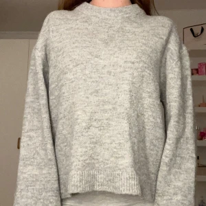 Grå stickad tröja med rund hals - supersnygg grå stickad tröja från Gina💗 storlek xs men ganska oversized! färgen stämmer bäst in på bild 1