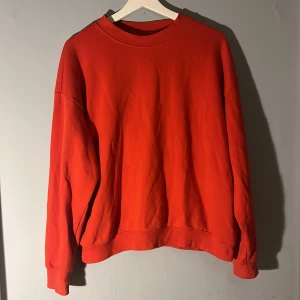 Röd tröja - Röd tröja. Storlek S. Inga defekter eller missfärgningar men lite nopprig.