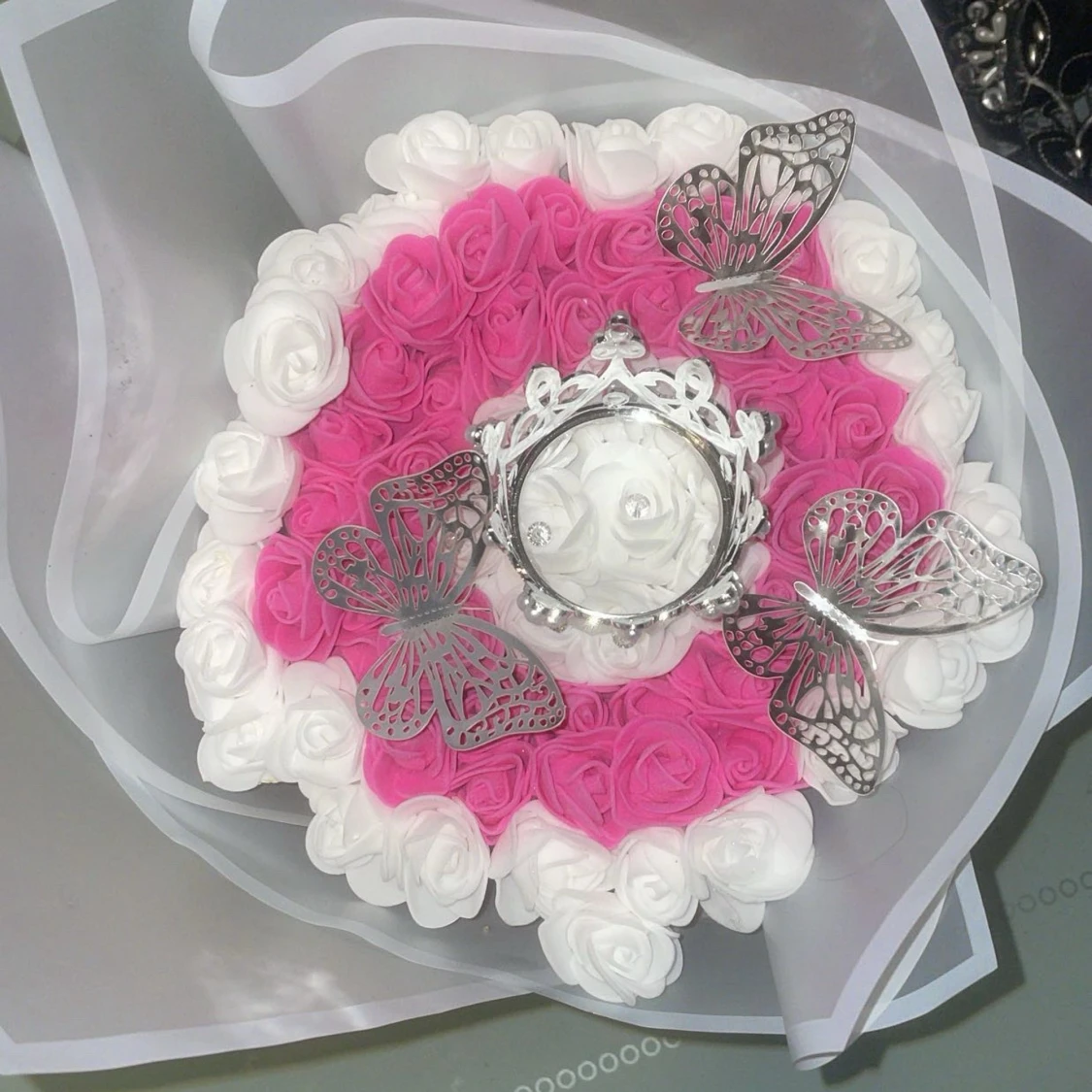 Silverfärgad ring med krona och fjärilar - 1