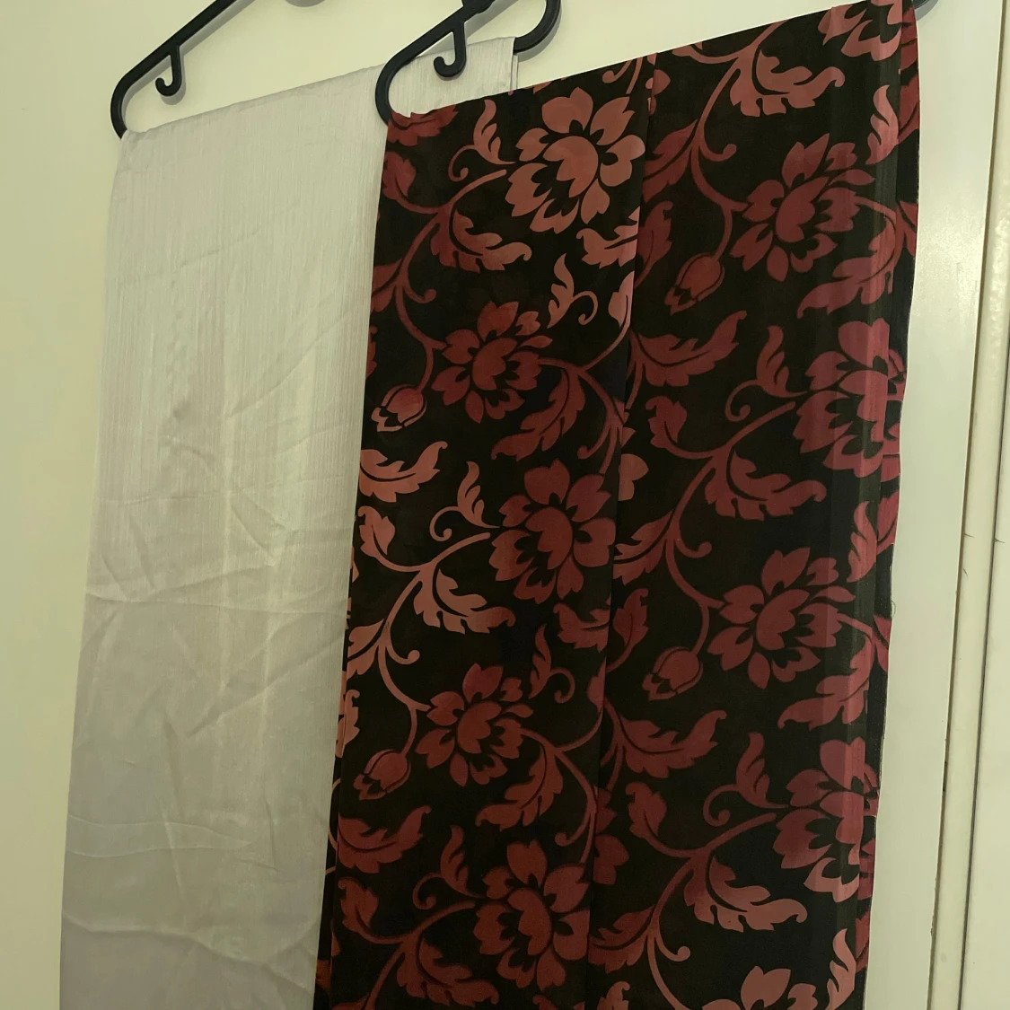 Svart och vinröd blommig sjal - 1