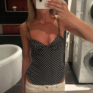 Prickig body  - Jättefin prickig body från Zara, storlek S❤️Kontakta mig innan köp!  