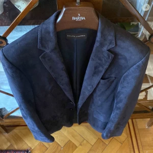 Ralph Lauren Mocka Blazer - Mocka kavaj / blazer från Ralph Lauren Black Label. Black Label är discontinued och kläderna under den labeln är nu mera i samband med Ralph Lauren Purple Label. Nypris ligger på 2400€~. Otroligt fin lamm mocka kombinerat med italienskt hantverk av högsta kvalité. Den är aldrig använd. 