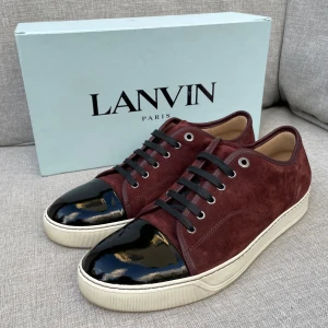 Lanvin skor(nyskick) - Hej! Säljer nu dessa sjukt snygga lanvin skor. Skorna är i nyskick ! Har begränsat antal boxar och dustbag. Hör av dig vid frågor. 