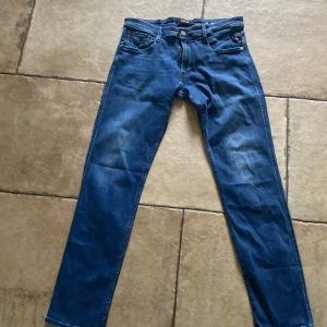 Blå Replay jeans straight fit - Säljer ett par klassiska blå jeans från Replay. Inga defekter på jeansen och de kommer i slim fit. W 34 och L32