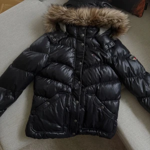 Tommy Hilfiger Jacka Dam - Tommy Hilfiger jacka stl M. Superfint skick, kommit till användning fåtal gånger. 🩷