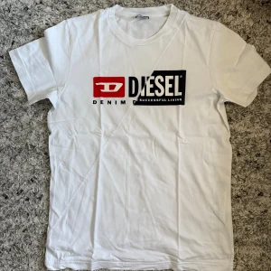 Vit t-shirt från Diesel med logga - Diesel Tröja – Vit 👕 Storlek: S ✨ Skick: 9/10 – sparsamt använd, mycket fint skick 🤍 Färg: Vit 💎 Märke: Diesel