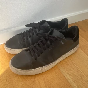 Svarta sneakers från Axel Arigato  - Stilrena svarta sneakers ”Clean 90 Sneakers Black” från Axel Arigato i skinn med klassisk vit sula. Fint och bra skick. Nypris 2500 kr. Storlek 43 🤩