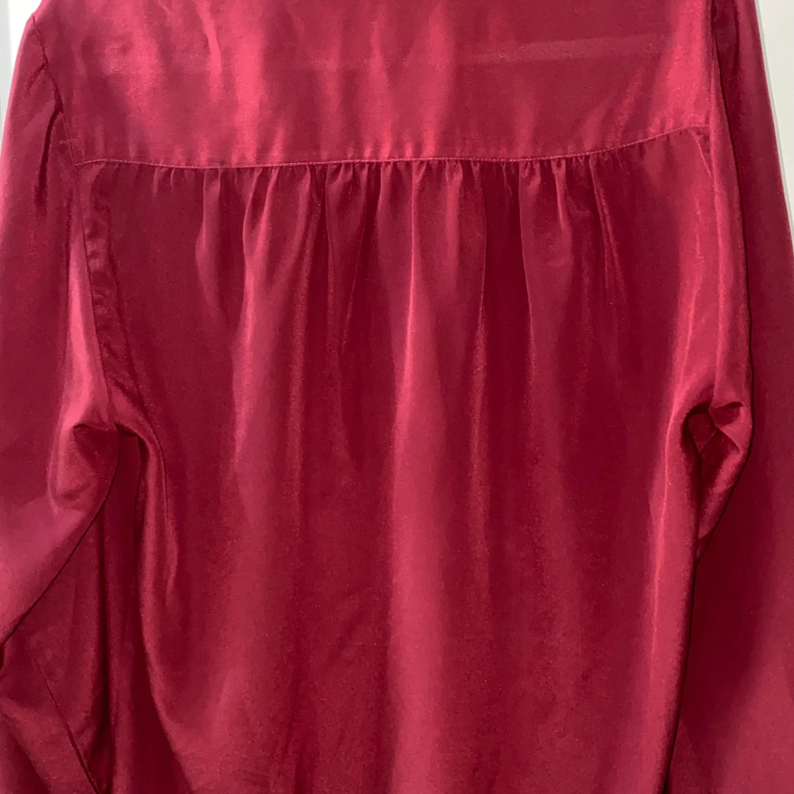 Vinröd henley-skjorta i satinlook - 3