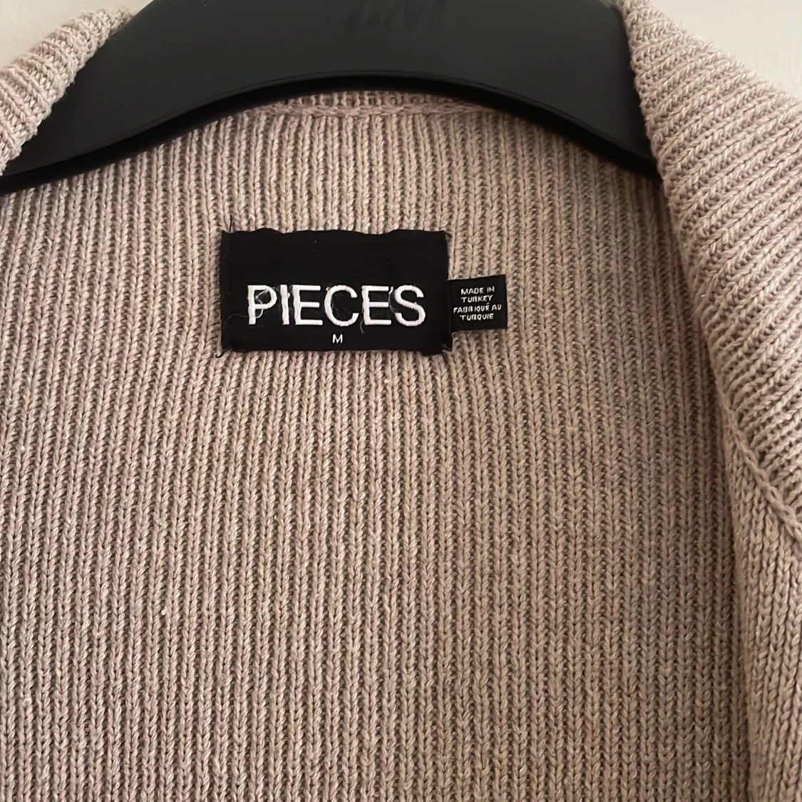Beige stickad kofta från Pieces - 1