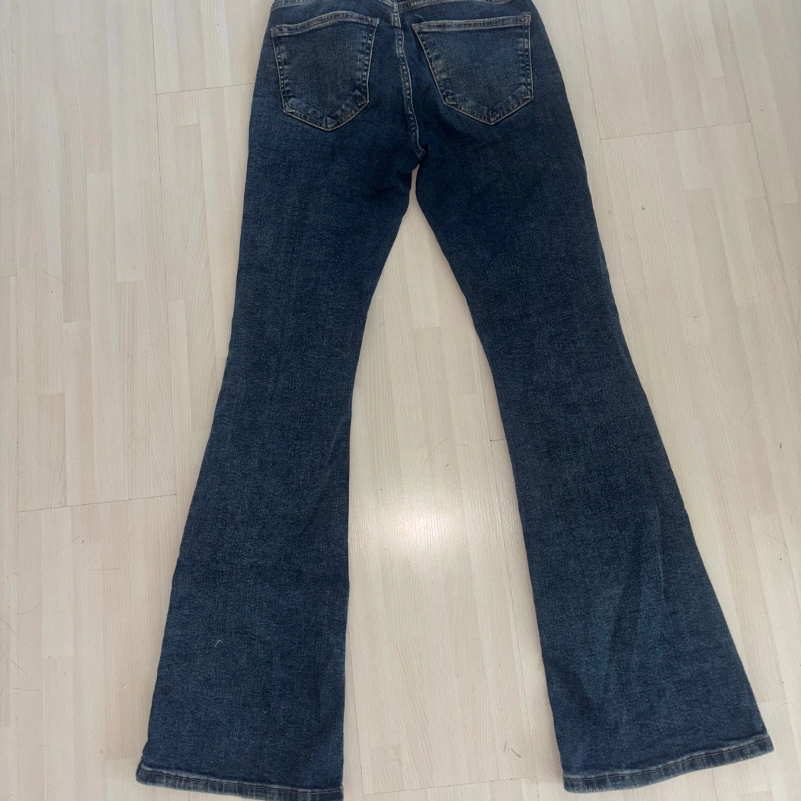 Blå bootcut jeans med utsvängda ben - 1