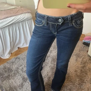 Lågmidjade silver jeans - Nu säljs dessa snygga jeans från silver💕I mycket bra skick, Lågmidjade 💗💗Tveka inte om frågor!💕Kolla in min profil för fler jeans!