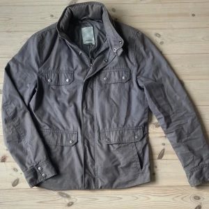 J.Lindeberg field jacket - Tja säljer nu denna super snygga jacka från j.lindeberg, jackan är i ett super bra skick och passar suveränt på folk som är run 180cm! Hör av er vid minsta fråga!