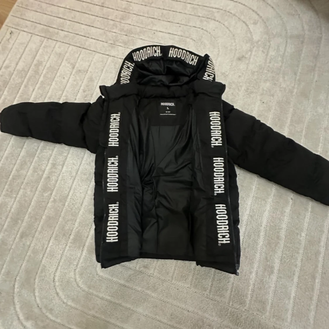 Svart pufferjacka från Hoodrich L