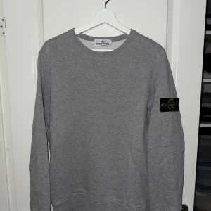 Grå Stone Island sweatshirt i bomull - Säljer en grå sweatshirt från Stone Island. Storlek M bra skick. 