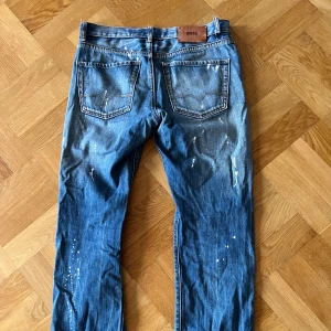 Vintage Hugo boss jeans  med färgstänk - Riktigt snygga 32/33