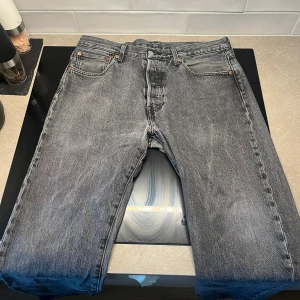 Levis 501 gråa - Ett par original levis 501 jeans i färgen grå. Använt max 10 gånger, säljer då jag mestadels bytt klädstil!