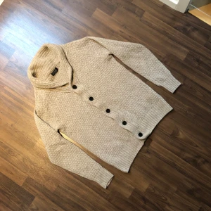 Zara stickad cardigan - Tja! Säljer en as fet cardigan från Zara. Otroligt varmt o skön och najs passform. Hör av dig vid funderingar!