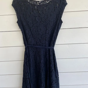 Säljer marinblå klänning  - Marinblå kläning med snörning