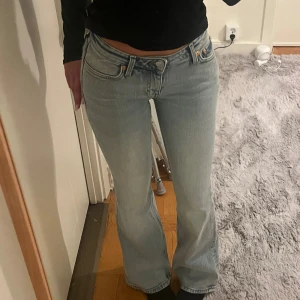 Weekday Flame ljusblå bootcut jeans - Säljer ett par ljusblå bootcut jeans från Weekday, modell Flame. Jeansen är low waist och är i storlek W25 L32