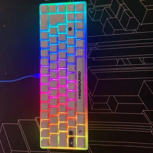 Highground keyboard - Snygg HG68 Snowstone mekaniskt tangentbord från Higround med RGB-belysning och unika topografiska keycaps. Kompakt design, USB-anslutning och i mycket gott skick utan synligt slitage. Perfekt för gaming och produktivitet.
