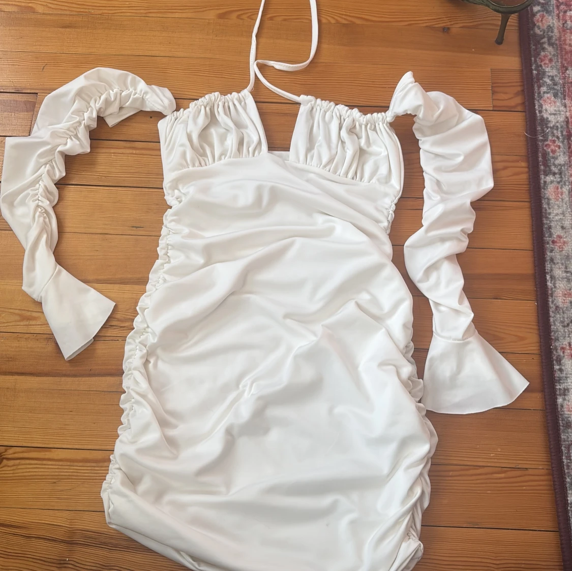 Vit kort satinklänning med puffärmar - 1