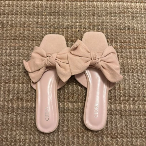 Beiga sandaler med rosett från Cider - Gulliga sandaler som inte kommer till användning💞