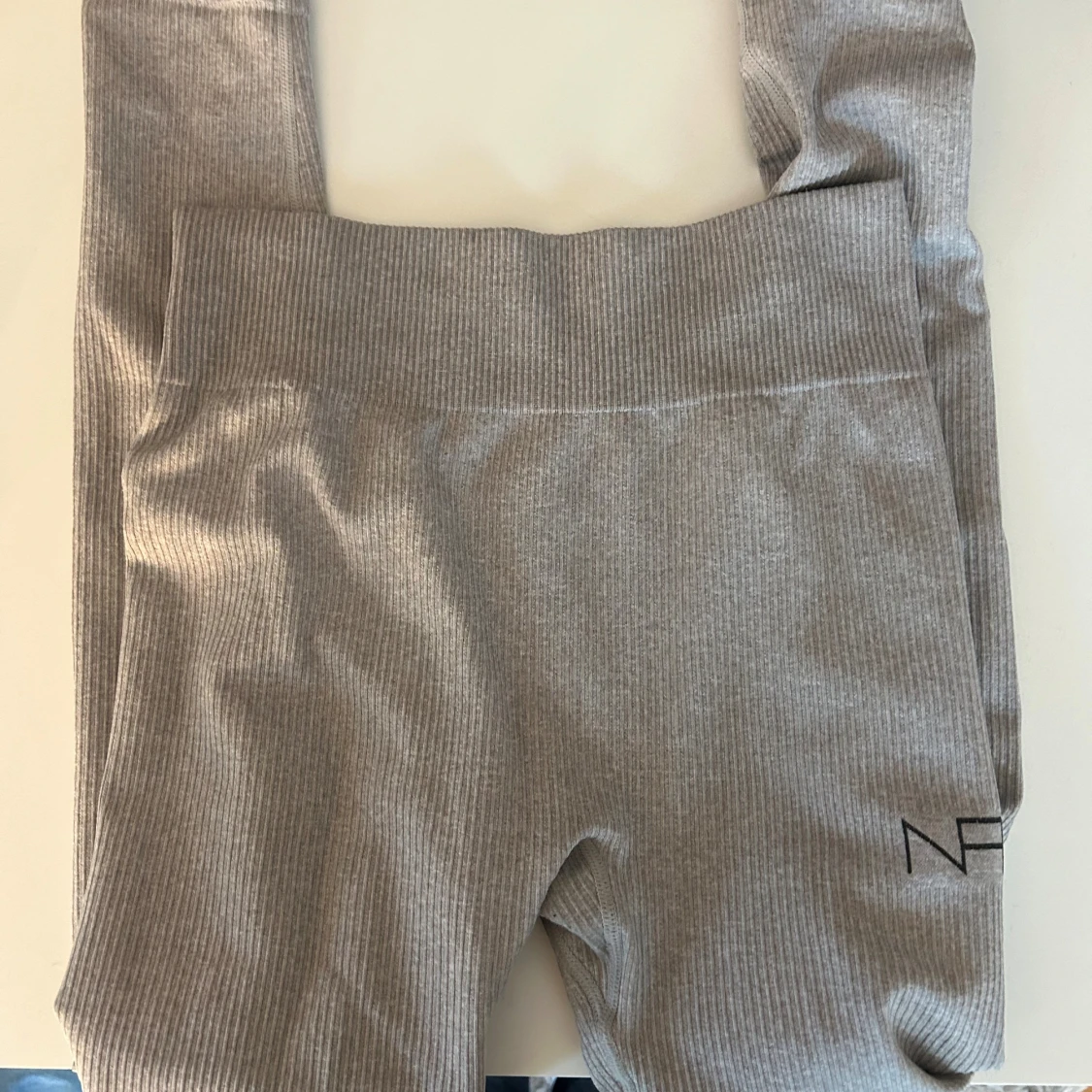 Grå ribbade leggings från NA