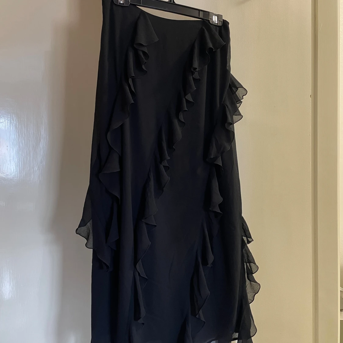 Lång svart volangkjol med slits *OANVÄND* - 1