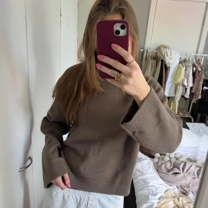 Brun stickad tröja - Säljer en supermysig brun stickad tröja med rund hals. Perfekt för kyliga dagar och passar till allt! Tröjan har långa ärmar och en avslappnad passform. Ett måste i garderoben för höst och vinter🤎