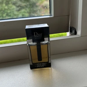 Dior Homme Intense parfym - Dior Homme Intense är en stilren parfym med modern känsla. Perfekt för dig som vill sticka ut med en ikonisk doft från ett välkänt modehus. Flaskan har en elegant design som passar in i alla miljöer.
