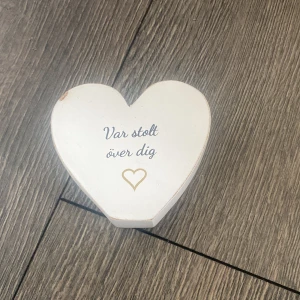 Var stolt över dig - En hjärtformad prydnad med texten 'Var stolt över dig'. Perfekt som peppande inredningsdetalj eller present till någon du tycker om. Passar dig som vill ha en daglig påminnelse om att vara stolt över dig själv.