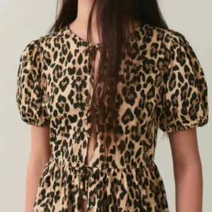 Leopardblus Gina Tricot - Supersnygg blus från Gina Tricot med leopardmönster i beige och svart. Det går in i ärmen och har fina rosetter framtill!❤️!!! välj postnord när du beställer inte insta box!!!