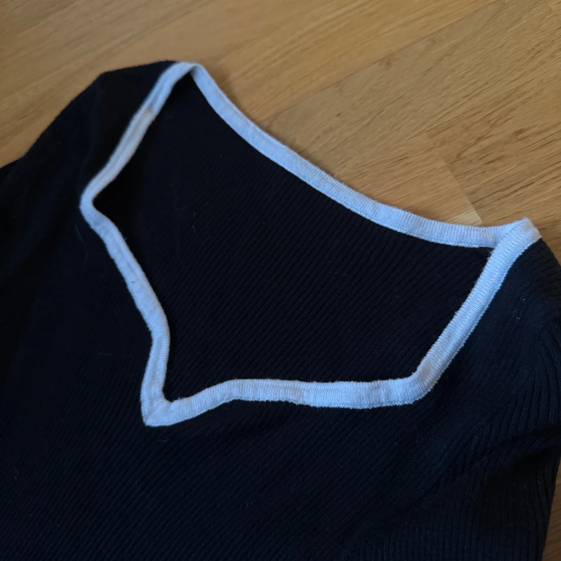 Svart ribbad långärmad topp med vit kant - 1