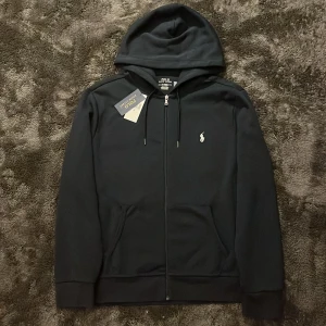 Polo zip tröja - Säljer en marinblå polo zip i storlek M. Super skick och har kvitto kvar. Nypris 2300kr mitt pris 1499kr. Hör av er vid frågor, Mvh Viktor🙌😊