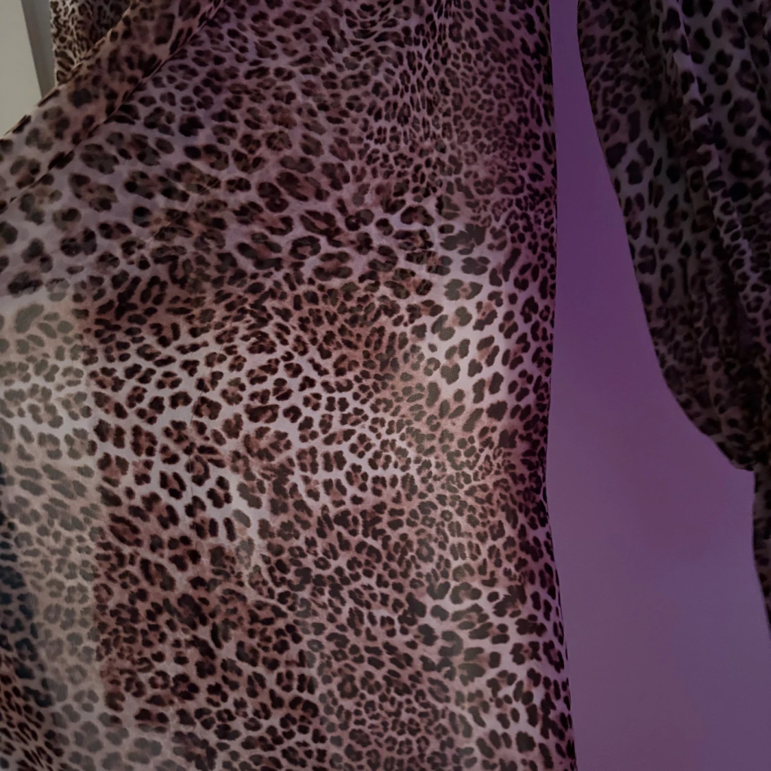 Leopardmönstrad blus med lång baksida från Chica London - 3