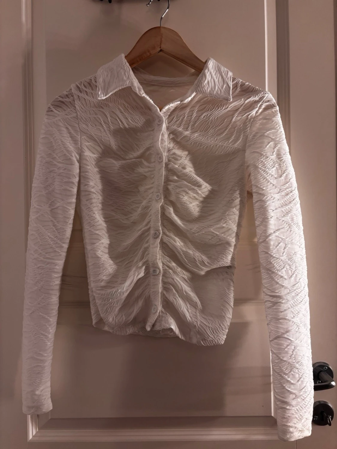 Vit strukturerad skjorta med knappar