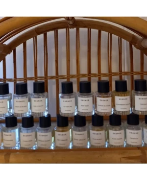 Essnce och Curiosa split🌸 - Splittar mina parfymer från Essnce och från Curiosa i glasdekanter med spray ✨️2 ml-25 kr,3 ml-35 kr,5 ml-55 kr✨️Se listor bland bilderna vilka som finns, tryck på bilderna för att se all text ✨️Skriv vilka du önskar så lägger jag ut som ett nytt paket ✨️Säljer ej hela flaskan ✨️Obs💜Se gärna mina andra annonser 