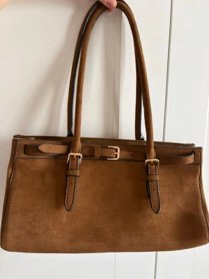 Brun handväska  - Snygg brun handväska med guld detaljer