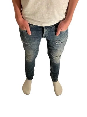 Dondup George Skinny fit - Säljer dessa schyssta dondup jeans. I modell George, trendigaste just nu. Storlek W30, nypris ca 3000