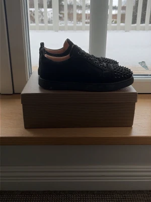 Louboutin - Säljer ett par svarta loubitins som sällan används och som jag vill göra mig av med, pris kan diskuteras i dm